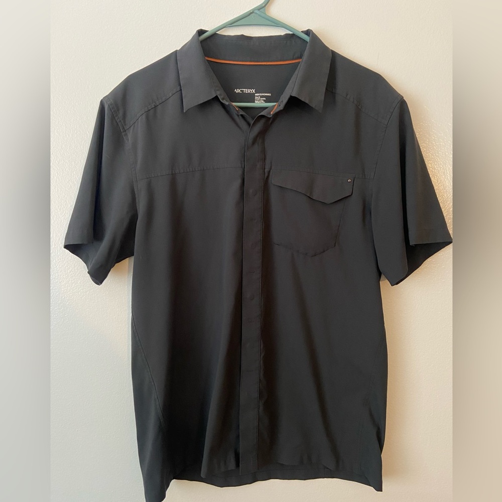 Arc'teryx Men's dark gray short sleeve shirt medium trim fit